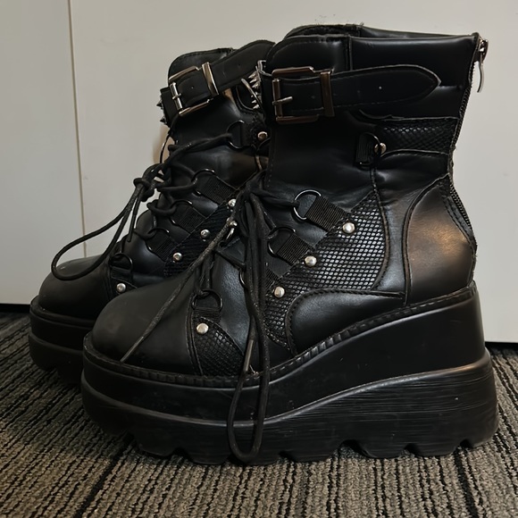 Tscoyuki Platform Ankle Boots in black - Picture 2 of 2